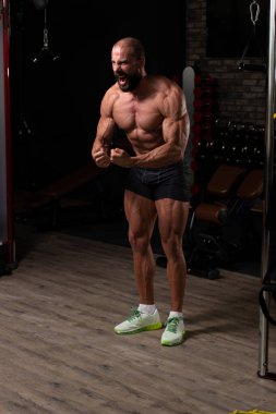 Spor Salonunda Güçlü Duran Genç Adam - Kas Atletik Vücut Geliştirici Spor Sonrası Spor Pozisyonu