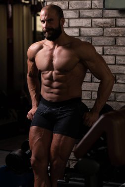 Spor salonuna ara veren zinde bir gencin portresi.