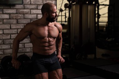 Spor salonunda egzersiz yapmak, spor yapmak, dinlenmek, sağlıklı bir vücut geliştirmek.