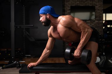 Kas Zindeliği Vücut Geliştirici Spor Salonu 'nda Salaklar İçin Ağır Ağırlık Egzersizi Yapıyor