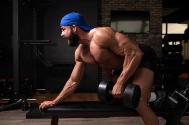 Kas Zindeliği Vücut Geliştirici Spor Salonu 'nda Salaklar İçin Ağır Ağırlık Egzersizi Yapıyor