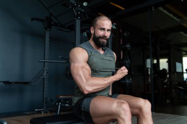 Spor salonunda egzersiz yapmak, spor yapmak, dinlenmek, sağlıklı bir vücut geliştirmek.