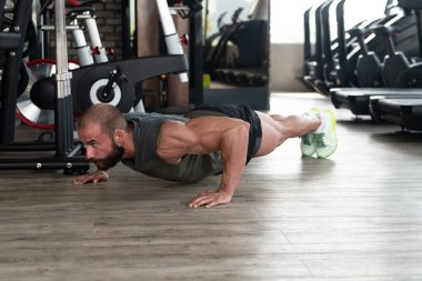Push-Up vücut geliştirme eğitim bir parçası olarak yapıyor atlet