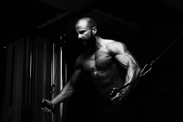 Muskelkräftiger Fitness Bodybuilder Macht Krafttraining Für Die Brust Auf Maschine — Stockfoto
