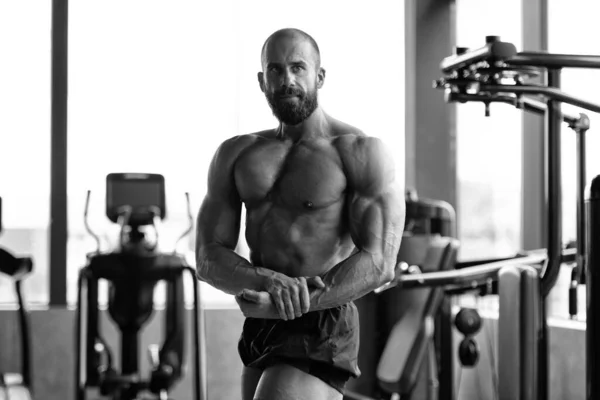 Knappe Jongeman Staat Sterk Gym Flexing Spieren Muscular Athletic Bodybuilder — Stockfoto