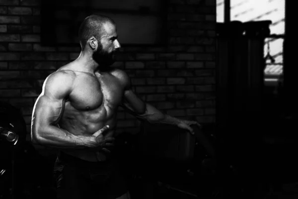 Hombre Joven Pie Fuerte Gimnasio Músculos Flexionantes Muscular Atlético Culturista —  Fotos de Stock