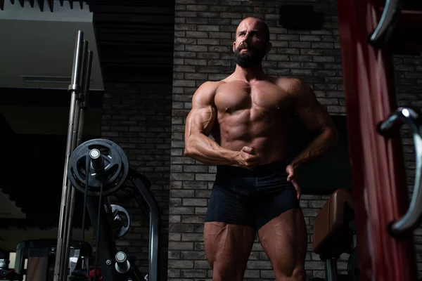 Retrato Joven Hombre Físicamente Forma Que Muestra Cuerpo Bien Entrenado — Foto de Stock