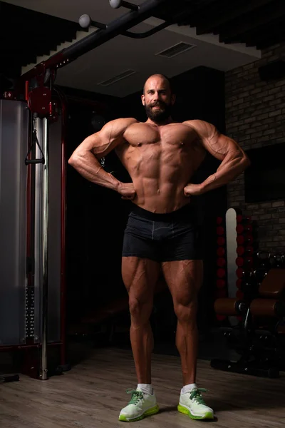 Retrato Joven Hombre Físicamente Forma Que Muestra Cuerpo Bien Entrenado — Foto de Stock