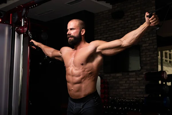 Muscular Fitness Bodybuilder Doet Zware Gewicht Oefening Voor Borst Machine — Stockfoto