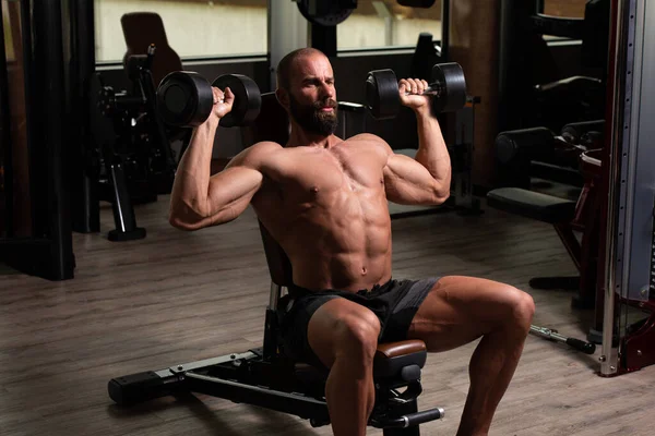 Hombre Saludable Ejercitando Los Hombros Gimnasio Oscuro — Foto de Stock