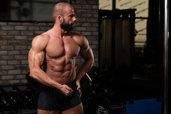 Retrato Joven Hombre Físicamente Forma Que Muestra Cuerpo Bien Entrenado — Foto de Stock