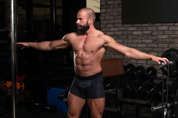 Giovane Uomo Piedi Forte Nella Palestra Muscoli Flessibili Muscolare Atletica — Foto Stock