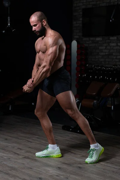 Knappe Jongeman Staat Sterk Gym Flexing Spieren Muscular Athletic Bodybuilder — Stockfoto