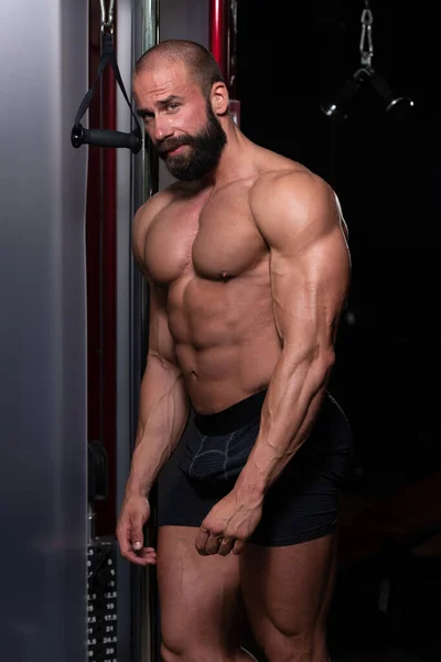 Guapo Buen Aspecto Atractivo Joven Con Cuerpo Muscular Relajante Gimnasio — Foto de Stock