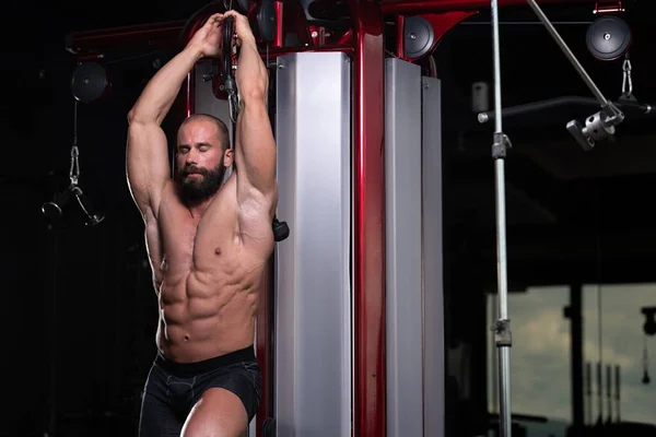 Muskelkräftiger Fitness Bodybuilder Macht Krafttraining Für Trizeps Maschine Mit Kabel — Stockfoto
