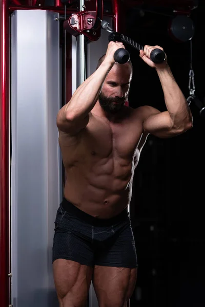 Muscular Fitness Bodybuilder Wykonywanie Ciężkich Ćwiczeń Triceps Maszynie Kablem Siłowni — Zdjęcie stockowe