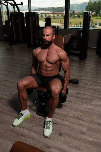 Atleet Trainen Biceps Een Fitnessruimte Dumbbell Concentratie Krullen — Stockfoto