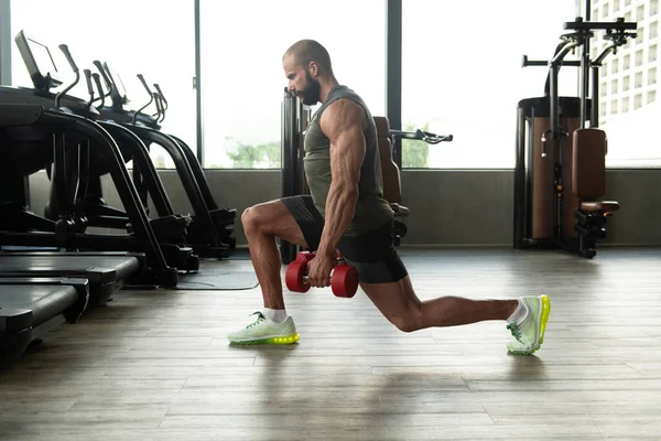 Homem Forte Ginásio Exercício Pernas Com Halteres Muscular Muscular Musculoso — Fotografia de Stock