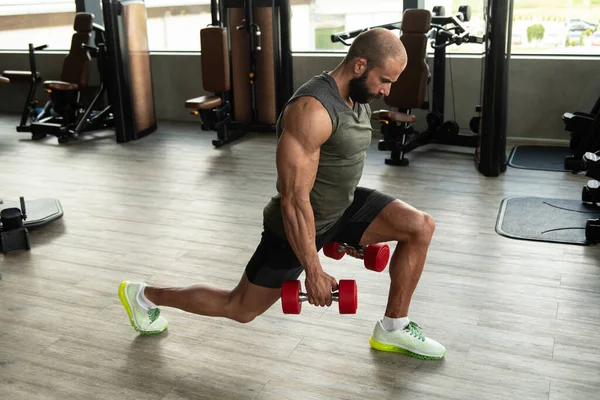 Homem Forte Ginásio Exercício Pernas Com Halteres Muscular Muscular Musculoso — Fotografia de Stock