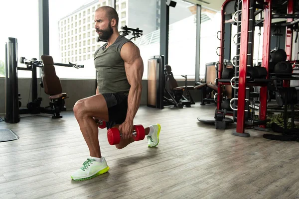 Uomo Forte Nella Palestra Che Esercita Gambe Con Manubri Esercizio — Foto Stock