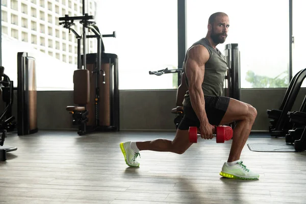 Starker Mann Fitnessstudio Trainiert Beine Mit Kurzhanteln Muscular Athletic Bodybuilder — Stockfoto