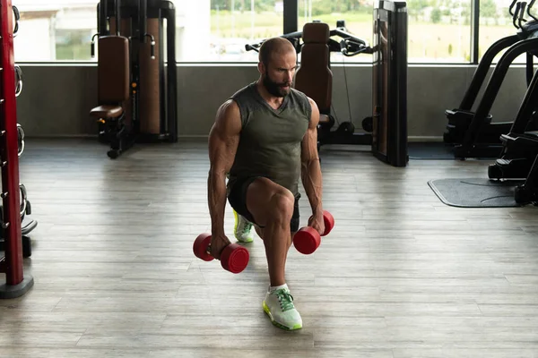 Homem Forte Ginásio Exercício Pernas Com Halteres Muscular Muscular Musculoso — Fotografia de Stock