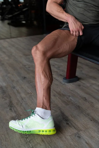 ジムや屈曲脚に強い立って健康な若い男を閉じる 運動後の筋肉運動体ビルダーフィットネスモデルのポーズ — ストック写真