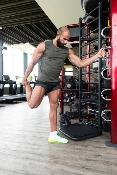 肌肉男伸展在一间健身房和肌肉伸缩 肌肉运动健美健身模型 — 图库照片