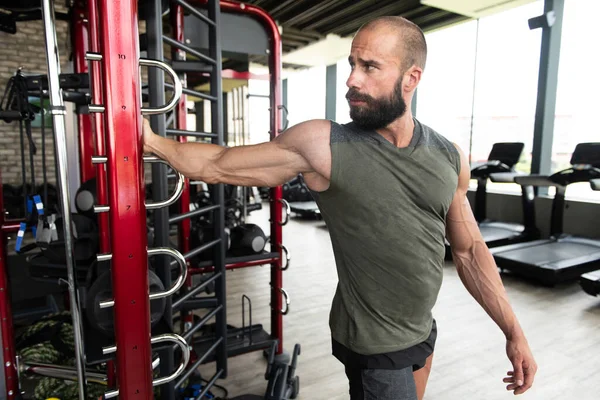 Uomo Muscolare Allunga Una Palestra Muscoli Flettenti Modello Forma Fisica — Foto Stock