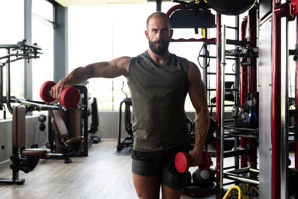 Muskelkräftiger Mann Beim Krafttraining Für Schultern Mit Kurzhanteln Fitnessstudio — Stockfoto