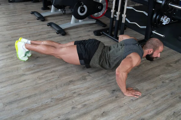 Joven Modelo Haciendo Push Ups Como Parte Levantamiento Pesas Entrenamiento —  Fotos de Stock