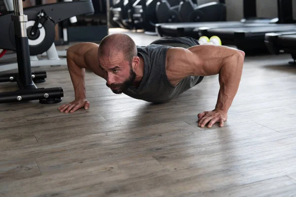 Atleta Fazendo Push Como Parte Treinamento Musculação — Fotografia de Stock