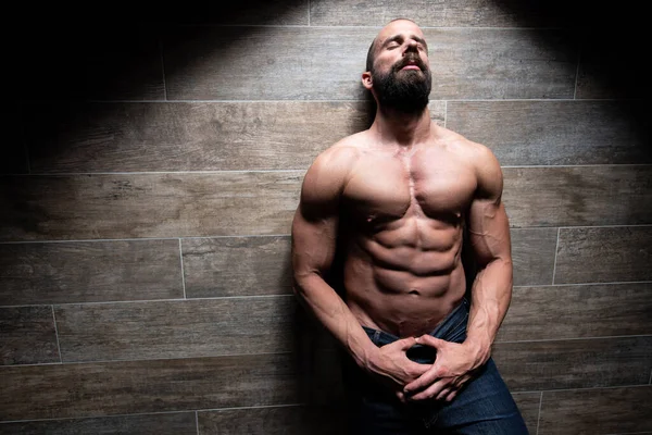 Retrato Joven Hombre Físicamente Forma Que Muestra Cuerpo Bien Entrenado —  Fotos de Stock