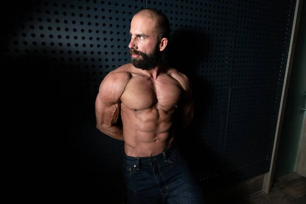 Retrato Joven Hombre Físicamente Forma Que Muestra Cuerpo Bien Entrenado — Foto de Stock