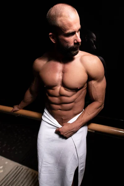 Schöne Muskulöse Mann Mit Dem Handtuch Nach Dem Duschen Bad — Stockfoto