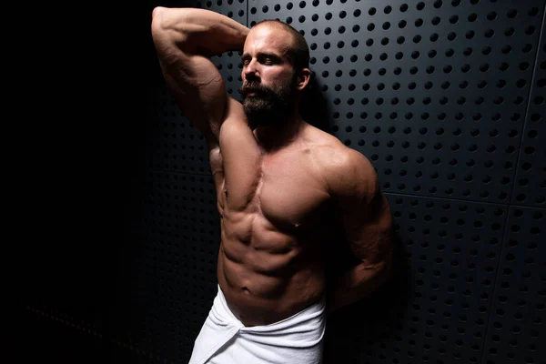 Mooie Gespierde Man Met Handdoek Het Nemen Van Een Douche — Stockfoto