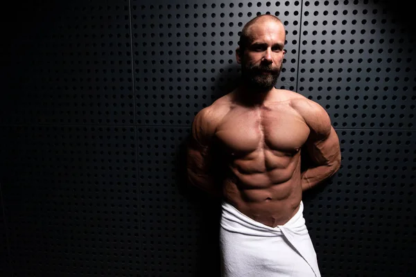 Schöne Muskulöse Mann Mit Dem Handtuch Nach Dem Duschen Bad — Stockfoto