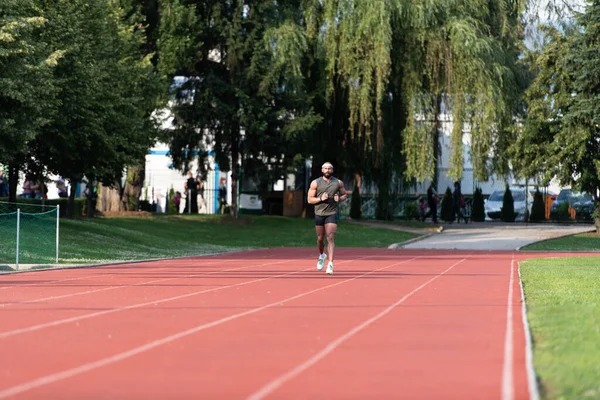 在公园跑田径比赛中跑步的年轻运动员 — 图库照片