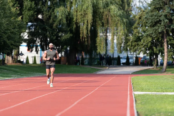 Junger Sportler Läuft Bei Parklauf Leichtathletik Rennen Auf Bahn — Stockfoto