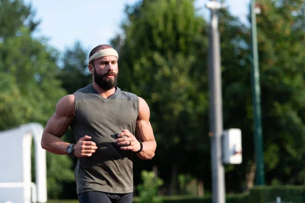 Sportlicher Mann Beim Fitnesstraining Auf Der Bahn — Stockfoto