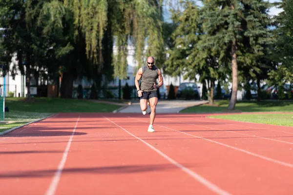 Junger Sportler Läuft Bei Parklauf Leichtathletik Rennen Auf Bahn — Stockfoto