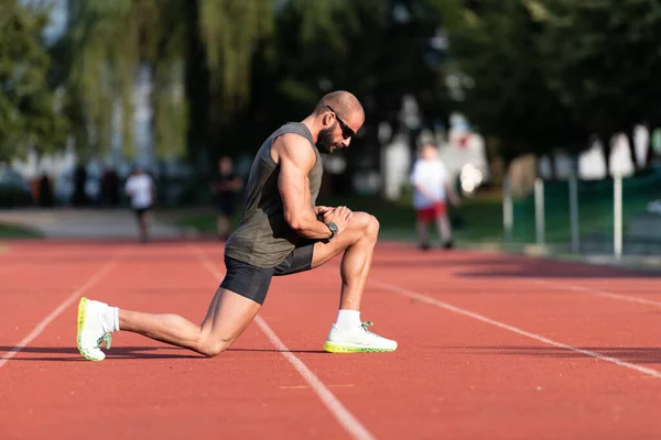 Junger Athlet Entspannt Sich Und Streckt Sich Laufbereit Auf Leichtathletik — Stockfoto