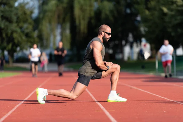 Jonge Atleet Man Relax Strech Klaar Voor Run Atletiek Race — Stockfoto