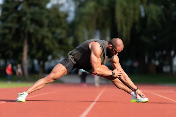 Junger Athlet Entspannt Sich Und Streckt Sich Laufbereit Auf Leichtathletik — Stockfoto