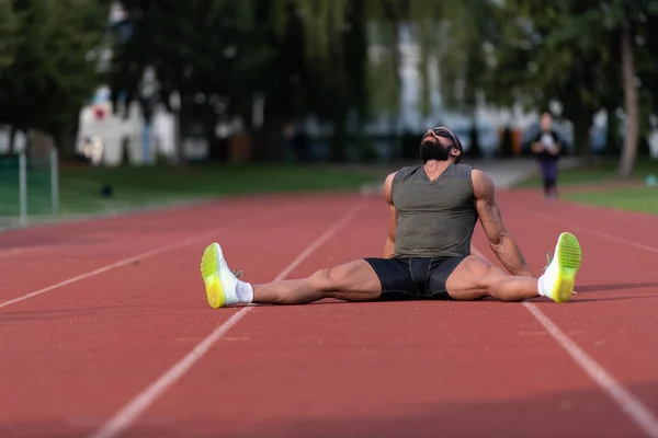 Mann Streckt Beine Breaking Relax Nach Dem Laufen Müde Ruhetraining — Stockfoto