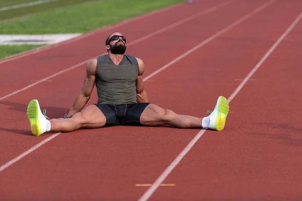 Junger Athlet Entspannt Sich Und Streckt Sich Laufbereit Auf Leichtathletik — Stockfoto