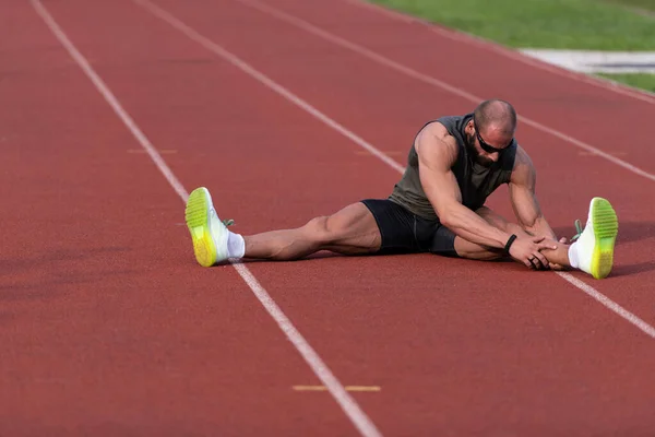 Portret Van Een Fitte Sportieve Jongeman Aan Het Stretchen Het — Stockfoto