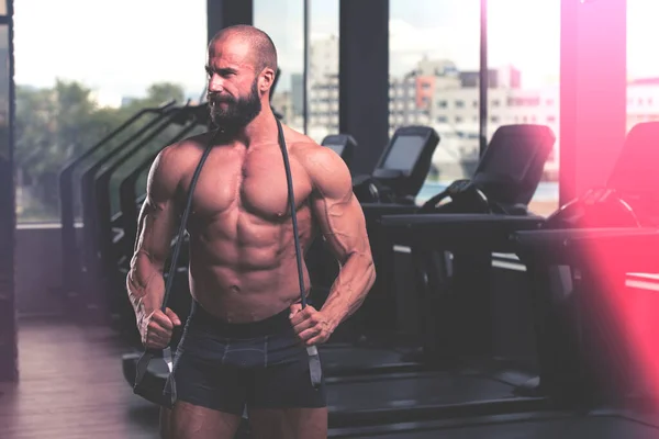 Hombre Musculoso Guapo Con Cuerda Salto Gimnasio — Foto de Stock