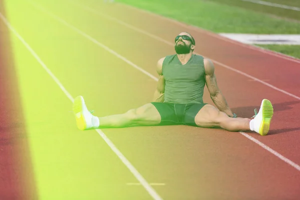 Junger Athlet Entspannt Sich Und Streckt Sich Laufbereit Auf Leichtathletik — Stockfoto