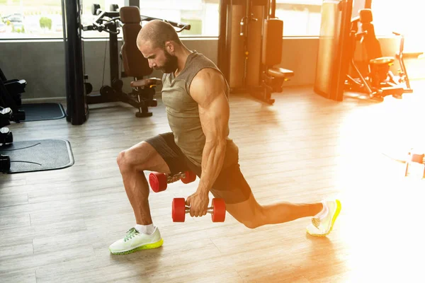 Homem Forte Ginásio Exercício Pernas Com Halteres Muscular Muscular Musculoso — Fotografia de Stock